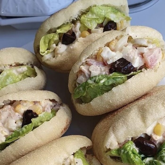 Batbout farcis dinde, olives, œufs