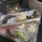 Assortiment de pâtisseries artisanales aux enrobages colorés et garnitures élégantes