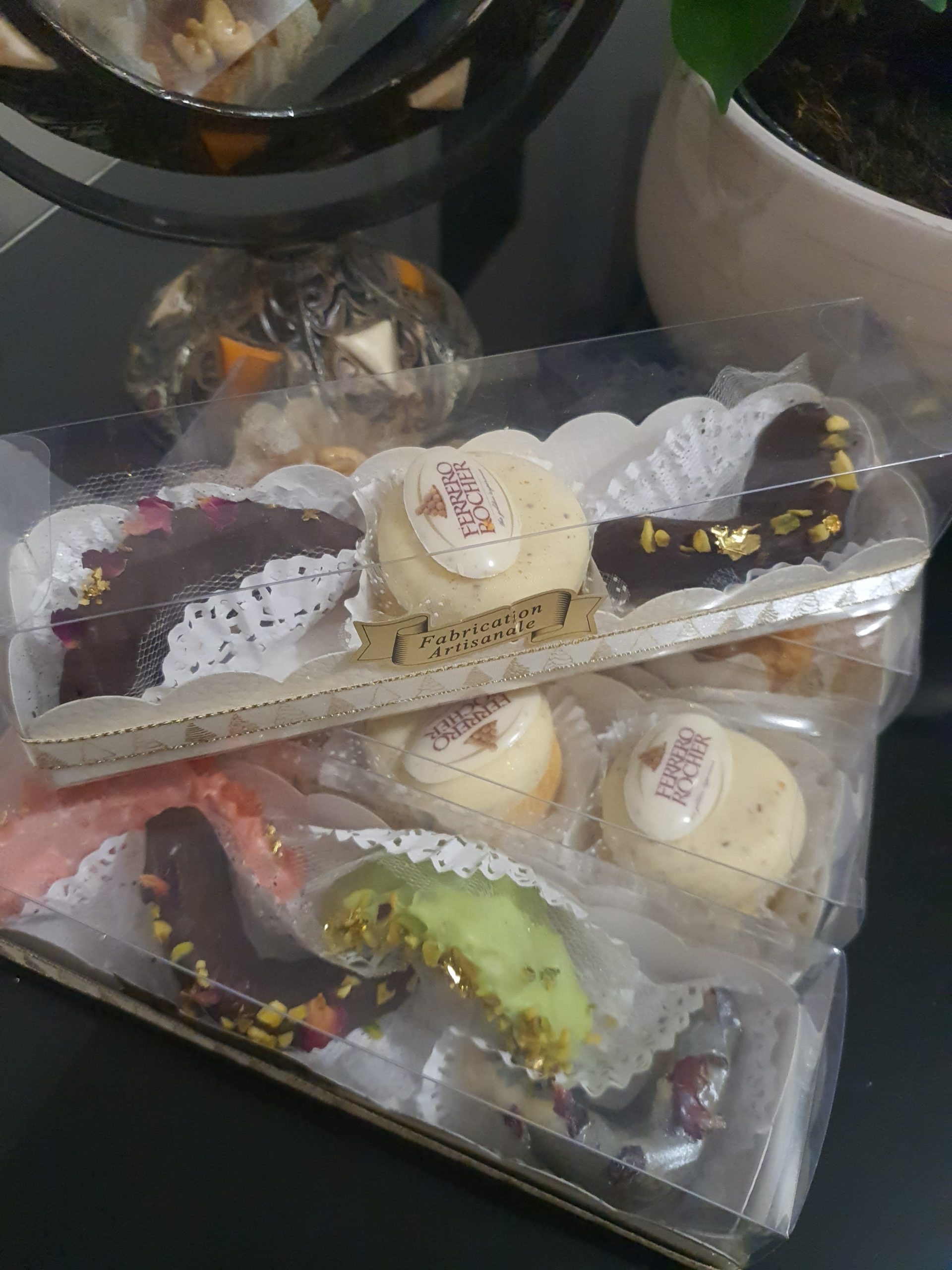 Assortiment de pâtisseries artisanales aux enrobages colorés et garnitures élégantes