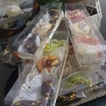 Assortiment de pâtisseries artisanales aux enrobages colorés et garnitures élégantes