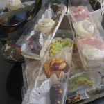 Assortiment de pâtisseries artisanales aux enrobages colorés et garnitures élégantes
